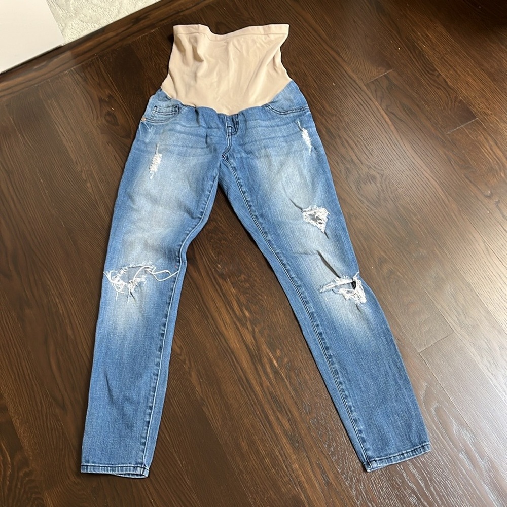 Maternity distressed jeans . Stretch panel